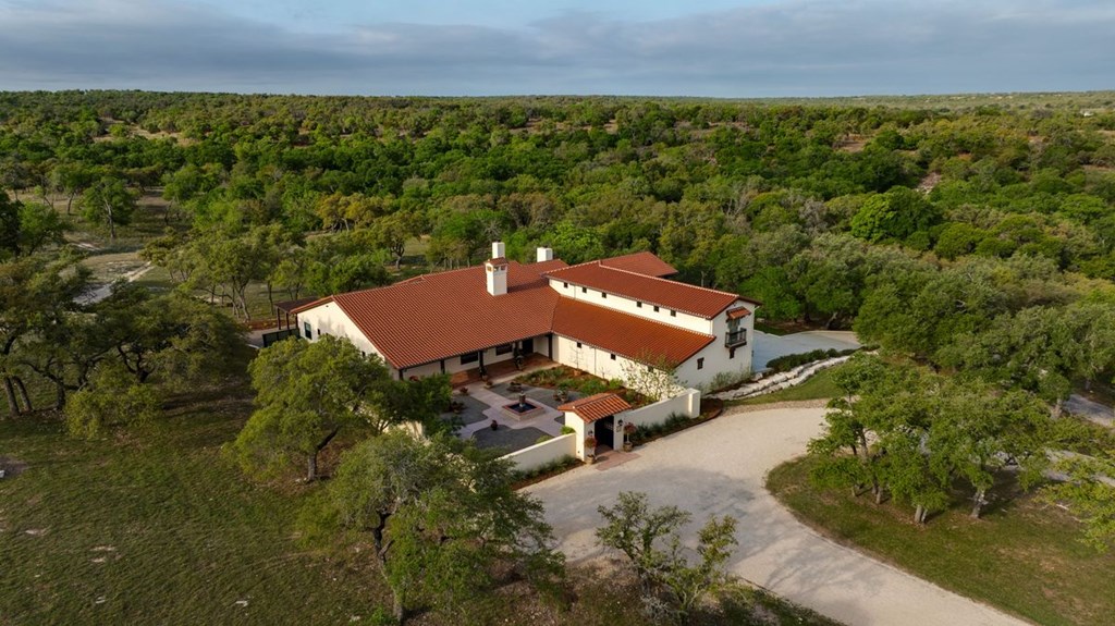 Dos Corazon Ranch with two primary homes and guest house